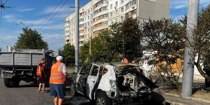 Новини Харкова: комунальники прибирають наслідки удару FPV-дрона